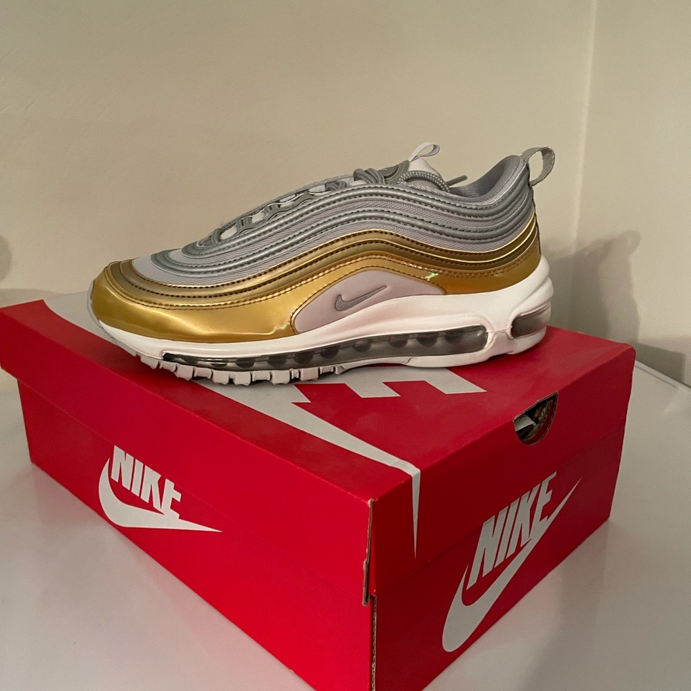 Brand new, never worn, still in the box..Size 7.5 women shoes..